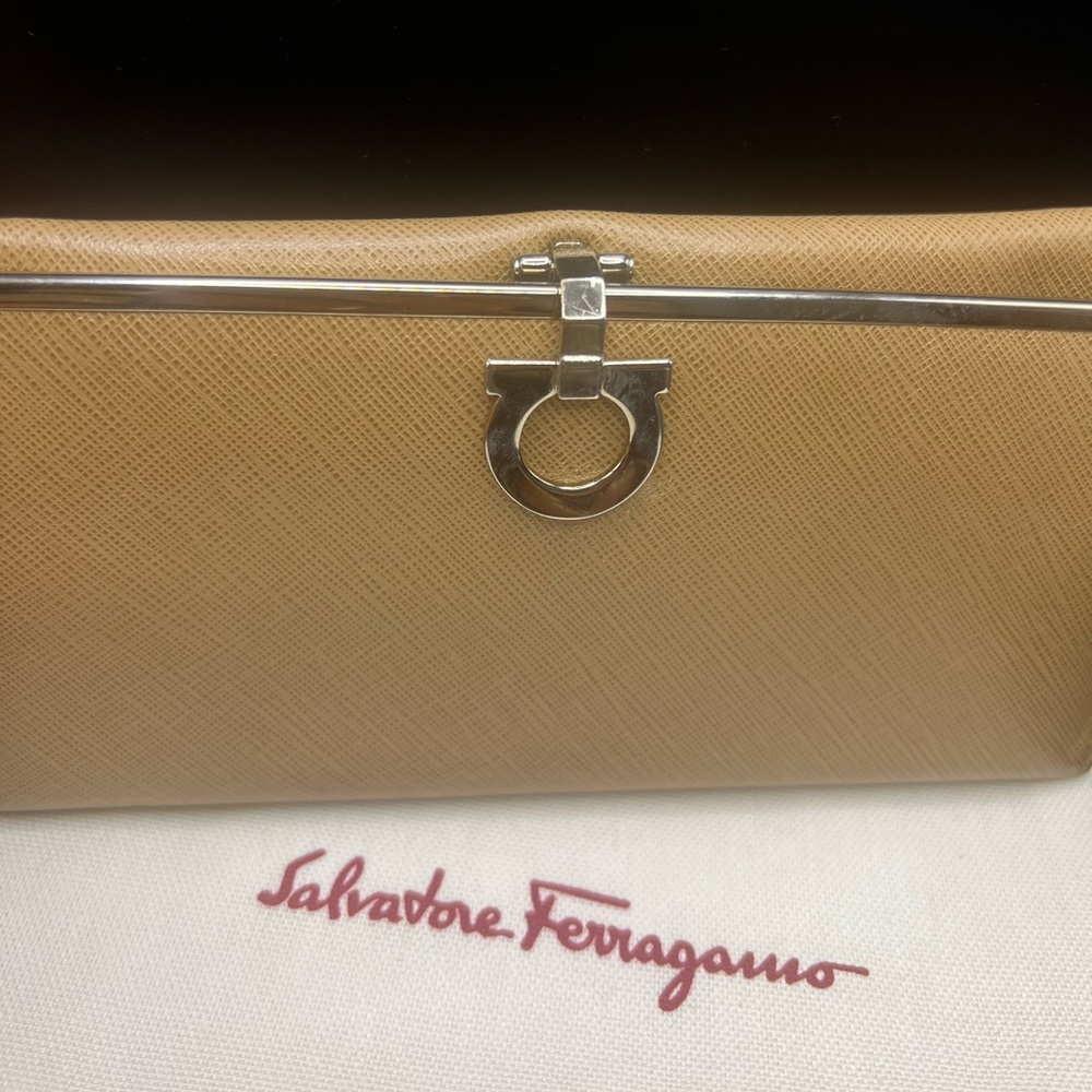Salvatore Ferragamo Gancini
Continental Wallet